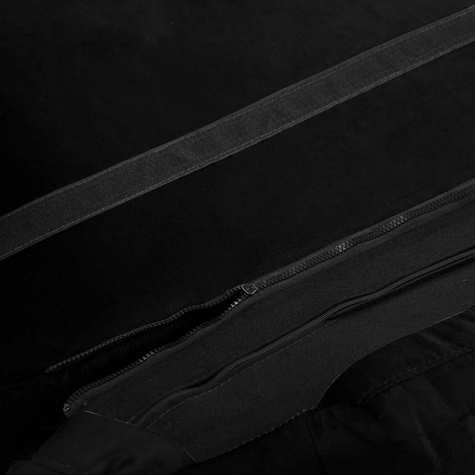 AKVILE UGAONA GARNITURA SOFA CRNA
